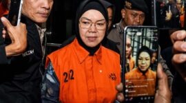 Bupati Sukoharjo, Etik Suryani dikawal ketat oleh petugas saat keluar dari Gedung Merah Putih KPK, Jakarta, usai menjalani pemeriksaan intensif, Sabtu (11/7/2026). KPK resmi menahan Etik Suryani terkait dugaan kasus pemerasan pemotongan insentif upah pungut pajak daerah di lingkungan Pemkab Sukoharjo dengan total barang bukti sitaan mencapai Rp21,2 miliar. (Foto: Dok. detik.com)