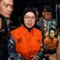 Bupati Sukoharjo, Etik Suryani dikawal ketat oleh petugas saat keluar dari Gedung Merah Putih KPK, Jakarta, usai menjalani pemeriksaan intensif, Sabtu (11/7/2026). KPK resmi menahan Etik Suryani terkait dugaan kasus pemerasan pemotongan insentif upah pungut pajak daerah di lingkungan Pemkab Sukoharjo dengan total barang bukti sitaan mencapai Rp21,2 miliar. (Foto: Dok. detik.com)