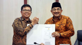 Bupati Tanjung Jabung Barat, Drs. H. Anwar Sadat, M.Ag. (kanan), saat menyerahkan dokumen Laporan Keuangan Pemerintah Daerah (LKPD) Unaudited Tahun Anggaran 2025 kepada perwakilan BPK RI Provinsi Jambi. Penyerahan ini menandai dimulainya rangkaian pemeriksaan oleh BPK, di mana Bupati menegaskan komitmen seluruh jajaran OPD untuk bersikap kooperatif, transparan, dan sinkron dalam penyediaan data guna mewujudkan tata kelola keuangan daerah yang akuntabel. (FOTO : Dok. Prokopim)