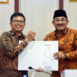 Bupati Tanjung Jabung Barat, Drs. H. Anwar Sadat, M.Ag. (kanan), saat menyerahkan dokumen Laporan Keuangan Pemerintah Daerah (LKPD) Unaudited Tahun Anggaran 2025 kepada perwakilan BPK RI Provinsi Jambi. Penyerahan ini menandai dimulainya rangkaian pemeriksaan oleh BPK, di mana Bupati menegaskan komitmen seluruh jajaran OPD untuk bersikap kooperatif, transparan, dan sinkron dalam penyediaan data guna mewujudkan tata kelola keuangan daerah yang akuntabel. (FOTO : Dok. Prokopim)