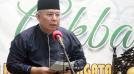 FOTO : Bupati Tanjab Barat Dr. H. Safrial saat Sambutan pada Peringatan Isra' Mi'raj di Masjid Agung Al-Istiqamah, Minggu (15/03/20) malam.