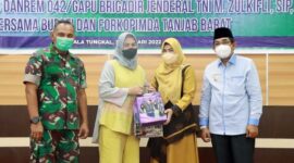 Istri Bupati H Anwar Sadat memberikan cinderamata ke Istri Brigjen TNI M  Zulkifli