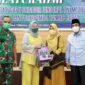 Istri Bupati H Anwar Sadat memberikan cinderamata ke Istri Brigjen TNI M  Zulkifli