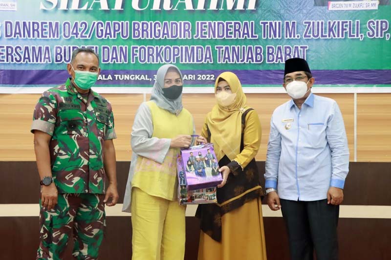 Istri Bupati H Anwar Sadat memberikan cinderamata ke Istri Brigjen TNI M  Zulkifli