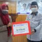 Bupati Tanjab Barat H. Anwar Sadat saat Menyerahkan Bonus Kepada Perwakilan Juara I Beregu Syarhil sebesar Rp75 Juta di ruang Pola Atas Kantor Bupati, Senin (21/12/21). FOTO : Prokopim