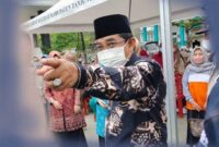 Bupati H. Anwar Sadat meninjau Pelaksanaan Vakainasi Masal bagi ASN dan Honorer di Halaman Kantor Bupati, Sabtu (26/06/21).