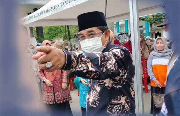 Bupati H. Anwar Sadat meninjau Pelaksanaan Vakainasi Masal bagi ASN dan Honorer di Halaman Kantor Bupati, Sabtu (26/06/21).