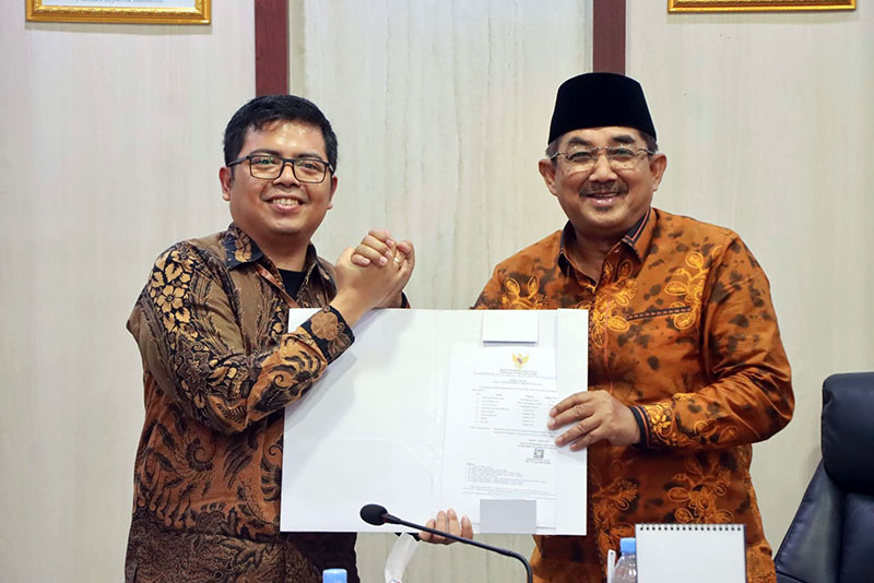 Bupati Tanjung Jabung Barat, Drs. H. Anwar Sadat, M.Ag. (kanan), saat menyerahkan dokumen Laporan Keuangan Pemerintah Daerah (LKPD) Unaudited Tahun Anggaran 2025 kepada perwakilan BPK RI Provinsi Jambi. Penyerahan ini menandai dimulainya rangkaian pemeriksaan oleh BPK, di mana Bupati menegaskan komitmen seluruh jajaran OPD untuk bersikap kooperatif, transparan, dan sinkron dalam penyediaan data guna mewujudkan tata kelola keuangan daerah yang akuntabel. (FOTO : Dok. Prokopim)