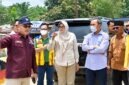 Bupati Tanjab Timur Dillah Hikmah Sari didampingi jajaran dinas terkait memberikan penjelasan kepada Anggota Komisi V DPR RI, Edi Purwanto, dalam kunjungan kerja peninjauan ruas jalan rusak di wilayah Rantau Rasau dan Muara Sabak Timur. (FOTO : Diskominfo)