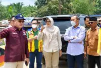 Bupati Tanjab Timur Dillah Hikmah Sari didampingi jajaran dinas terkait memberikan penjelasan kepada Anggota Komisi V DPR RI, Edi Purwanto, dalam kunjungan kerja peninjauan ruas jalan rusak di wilayah Rantau Rasau dan Muara Sabak Timur. (FOTO : Diskominfo)