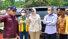 Bupati Tanjab Timur Dillah Hikmah Sari didampingi jajaran dinas terkait memberikan penjelasan kepada Anggota Komisi V DPR RI, Edi Purwanto, dalam kunjungan kerja peninjauan ruas jalan rusak di wilayah Rantau Rasau dan Muara Sabak Timur. (FOTO : Diskominfo)