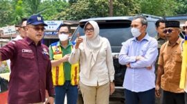 Bupati Tanjab Timur Dillah Hikmah Sari didampingi jajaran dinas terkait memberikan penjelasan kepada Anggota Komisi V DPR RI, Edi Purwanto, dalam kunjungan kerja peninjauan ruas jalan rusak di wilayah Rantau Rasau dan Muara Sabak Timur. (FOTO : Diskominfo)