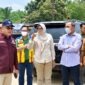 Bupati Tanjab Timur Dillah Hikmah Sari didampingi jajaran dinas terkait memberikan penjelasan kepada Anggota Komisi V DPR RI, Edi Purwanto, dalam kunjungan kerja peninjauan ruas jalan rusak di wilayah Rantau Rasau dan Muara Sabak Timur. (FOTO : Diskominfo)