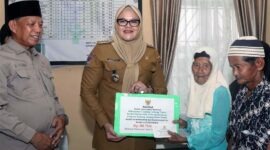 Momen Bupati Tanjab Timur, Hj. Dillah Hikmah Sari, S.T., secara simbolis menyerahkan bantuan produktif dan konsumtif dari Baznas Tanjab Timur kepada warga penerima manfaat (mustahik) bertempat di Kantor Camat Rantau Rasau. (FOTO : Dok. Diskominfo TJT)