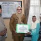Momen Bupati Tanjab Timur, Hj. Dillah Hikmah Sari, S.T., secara simbolis menyerahkan bantuan produktif dan konsumtif dari Baznas Tanjab Timur kepada warga penerima manfaat (mustahik) bertempat di Kantor Camat Rantau Rasau. (FOTO : Dok. Diskominfo TJT)