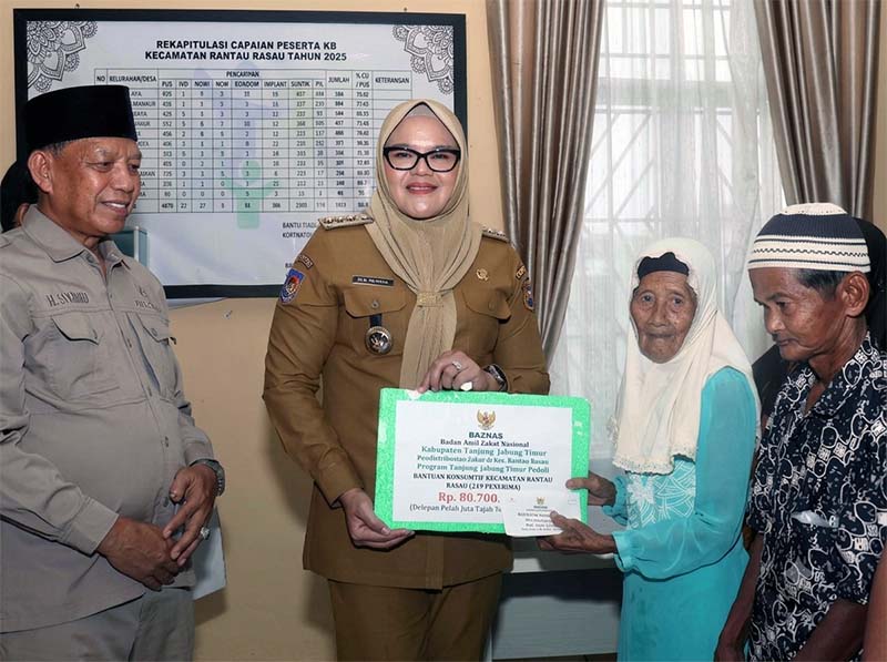 Momen Bupati Tanjab Timur, Hj. Dillah Hikmah Sari, S.T., secara simbolis menyerahkan bantuan produktif dan konsumtif dari Baznas Tanjab Timur kepada warga penerima manfaat (mustahik) bertempat di Kantor Camat Rantau Rasau. (FOTO : Dok. Diskominfo TJT)