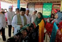 Bupati Tanjung Jabung Barat H. Anwar Sadat melihat Batik buatan Masyarakat Renah Mendaluh. FOTO : Prokopim