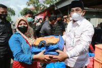 Bupati Tanjab Barat H. Anwar Sadat Saat Menyerahkan Bantuan Kepada Salah Satu Korban kebakaran di Jalan Ketapang Gg. Mulya Rt. 22 Kelurahan Tungkal Harapan Kecamatan Tungkal Ilir, Selasa (24/08/21). FOTO : PROKOPIM