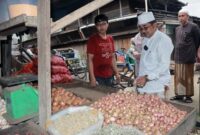 Bupati H. Anwar Sadat berbincang dengan Pedagang di Pasar Tradisional Kuala Tungka, Jum'at (23/12/22). FOTO : Prokopim