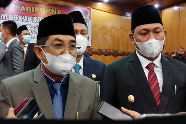 Bupati H. Anwar Sadat dan Wabup Hairan saat dikonfirmasi wartawan usai menghadiri Rapat Paripurna di Gedung DPRD, Selasa (31/8/21). FOTO : AMR