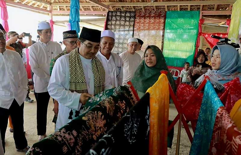 Bupati Tanjung Jabung Barat H. Anwar Sadat melihat Batik buatan Masyarakat Renah Mendaluh. FOTO : Prokopim