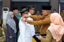 Bupati Tebo, Agus Rubiyanto, S.E., M.M., menyematkan tanda jabatan saat melantik 17 pejabat administrator, pengawas, dan fungsional di Aula Utama Pendopo Rumah Dinas Bupati Tebo. (FOTO : Dok. HUMAS)