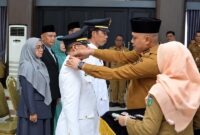Bupati Tebo, Agus Rubiyanto, S.E., M.M., menyematkan tanda jabatan saat melantik 17 pejabat administrator, pengawas, dan fungsional di Aula Utama Pendopo Rumah Dinas Bupati Tebo. (FOTO : Dok. HUMAS)