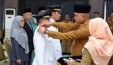 Bupati Tebo, Agus Rubiyanto, S.E., M.M., menyematkan tanda jabatan saat melantik 17 pejabat administrator, pengawas, dan fungsional di Aula Utama Pendopo Rumah Dinas Bupati Tebo. (FOTO : Dok. HUMAS)