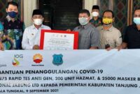 Bupati Tanjab Barat H. Anwar Sadat Saay Menrima Penyerahan Bantuan Tabung Oksigen dari SKK Migas –Ptrochina di Halaman Kantor Bupati, Kamis (09/9/21)