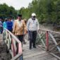 Bupati H Anwar Sadat tinjau ekowisata mangrove pangkal babu, Minggu (16/1/22). FOTO : PROKOPIM