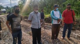 Bupati Tanjab Barat, H. Anwar Sadat tinjau  proyek perbaikan jalan parit Gantung Tungkal I, Jumat (26/03/21).