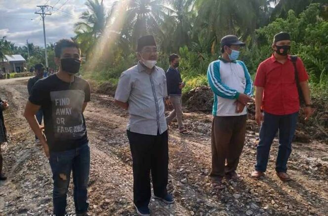 Bupati Tanjab Barat, H. Anwar Sadat tinjau  proyek perbaikan jalan parit Gantung Tungkal I, Jumat (26/03/21).