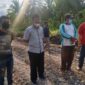 Bupati Tanjab Barat, H. Anwar Sadat tinjau  proyek perbaikan jalan parit Gantung Tungkal I, Jumat (26/03/21).