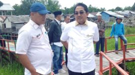 H. Anwar Sadat didampingi Kadis PUPR Apri Dasman dan pihak terkait lainnya saat melakukan peninjauan kondisi fisik Jembatan Rawa Karindangan, Rabu (3/8/22). FOTO : Prokopim