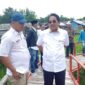 H. Anwar Sadat didampingi Kadis PUPR Apri Dasman dan pihak terkait lainnya saat melakukan peninjauan kondisi fisik Jembatan Rawa Karindangan, Rabu (3/8/22). FOTO : Prokopim