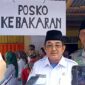 Bupati Tanjung Jabung Barat H Anwar Sadat Imbau Warga tidak berkerumun mengganggu proses pemadaman kebakaran. FOTO : Bas/LT
