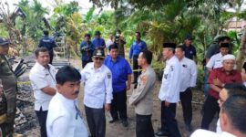 Bupati H. Anwar Sadat Saat Tiba di Lokasi Kebakaran di Desa Pematang Lumut, RT 13, Kecamatan Betara, Rabu (26/10/22) FOTO : Damkar.