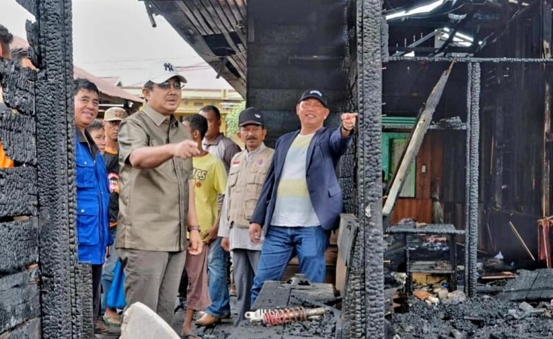 Bupati H. Anwar Sadat didampingi Wakil Bupati H. Hairan meninjau lokasi kebakaran di Jalan Panglima H. Saman. FOTO : Prokopim
