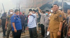 Bupati, Wabup dan Unsur Forkopimda Tinjau Lokasi Kebakaran di Jalan A Yani,(Jalan Bahagia) RT 04,  Kelurahan Tungkal IV Kota, Kecamatan Tungkal Ilir, Senin (31/1/22). FOTO : Bas