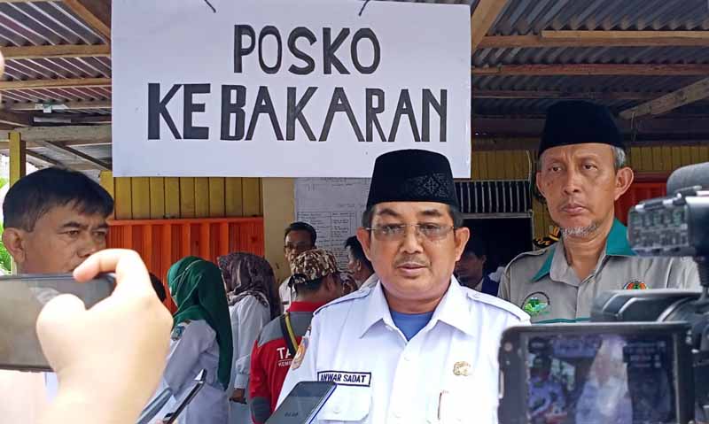 Bupati Tanjung Jabung Barat H Anwar Sadat Imbau Warga tidak berkerumun mengganggu proses pemadaman kebakaran. FOTO : Bas/LT