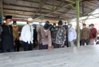 Bupati H. Anwar Sadat Saat Meninjau Pasar Teluk Ketapang di Desa Teluk Ketapang, Kecamatan Senyerang, Minggu (30/05/21). FOTO : Prokopim