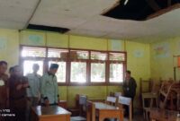 Bupati Tanjung Jabung Barat, H. Anwar Sadat saat meninjau langsung kerusakan sekolah di Kecamatan Senyerang, Selasa (7/6/22). FOTO : ISt