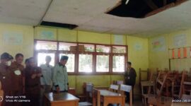 Bupati Tanjung Jabung Barat, H. Anwar Sadat saat meninjau langsung kerusakan sekolah di Kecamatan Senyerang, Selasa (7/6/22). FOTO : ISt