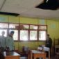 Bupati Tanjung Jabung Barat, H. Anwar Sadat saat meninjau langsung kerusakan sekolah di Kecamatan Senyerang, Selasa (7/6/22). FOTO : ISt