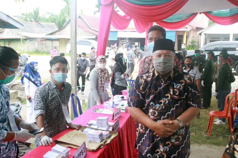 FOTO : Bupati Tanjung Jabung Barat Dr. H. Safrial beserta Forkopimda dan OPD terkait meninjau langsung pelaksanaan pemungutan Suara dibeberapa TPS baik dalam maupun luar kota Kuala Tungkal, Rabu (09/12/20).