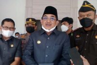Bupati Kabupaten Tanjung Jabung Barar Drs H Anwar Sadat, M. Ag saat diwawancara Awak Media. FOTO : Istimewa