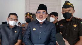 Bupati Kabupaten Tanjung Jabung Barar Drs H Anwar Sadat, M. Ag saat diwawancara Awak Media. FOTO : Istimewa