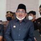 Bupati Kabupaten Tanjung Jabung Barar Drs H Anwar Sadat, M. Ag saat diwawancara Awak Media. FOTO : Istimewa