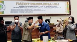 Sidang Paripurna, Bupati Wardan Dapat Kejutan dari Ketua dan Anggota DPRD Inhil, Senin (2/1/22). FOTO : Arsyad
