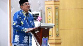 Bupati H. Anwar Sadat, membuka Seminar Nasional Sekaligus Memberikan Pemaparan. FOTO : Prokopim